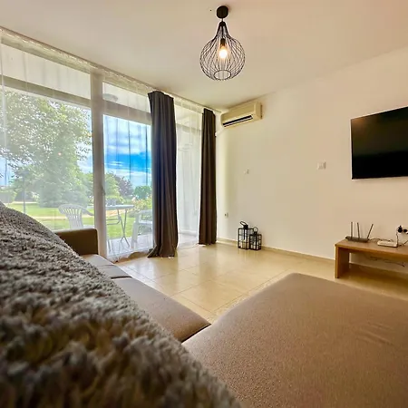 Modern One-bedroom In Diamant By Menada Apartment